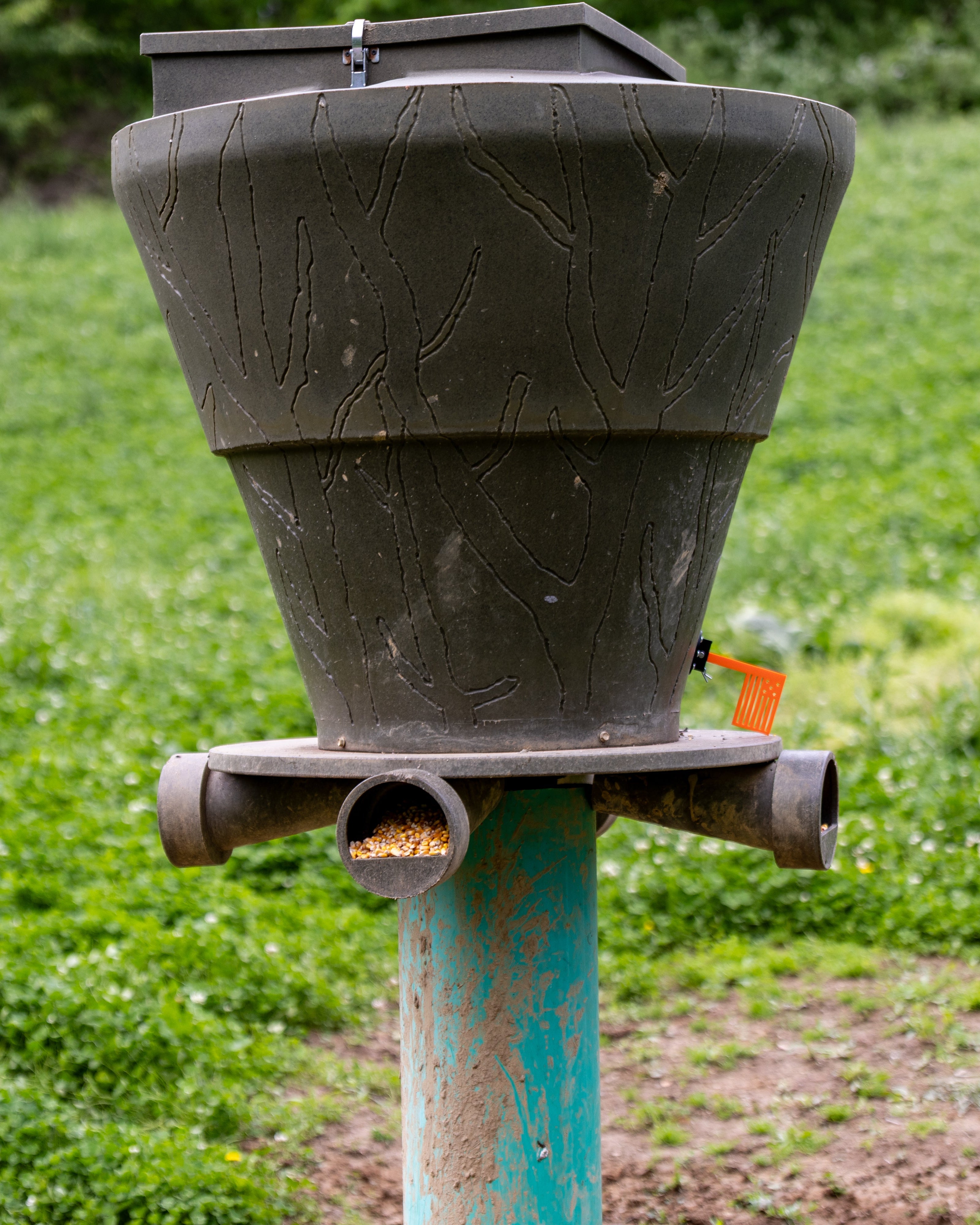 FeederFlag™ - Universal Deer Feeder Low-Level Indicator